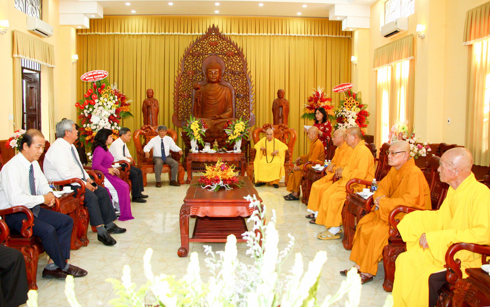 平阳省领导走访慰问越南佛教协会治事委员会平阳省分会并致以佛诞节的祝福。（图片来源：越通社）