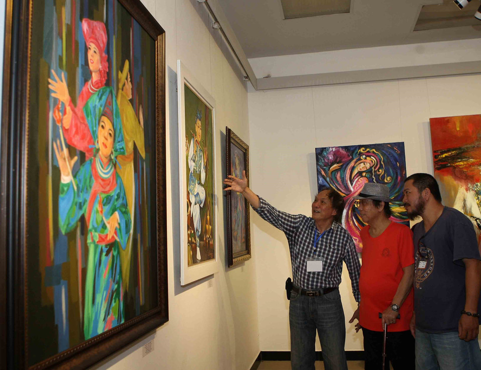 “跳神艺术”图片展所展出的作品。越通社记者 青松 摄