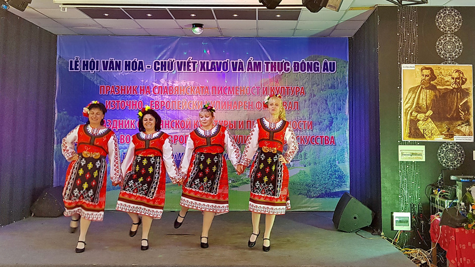 保加利亚民间舞蹈表演。越通社记者 世英 摄