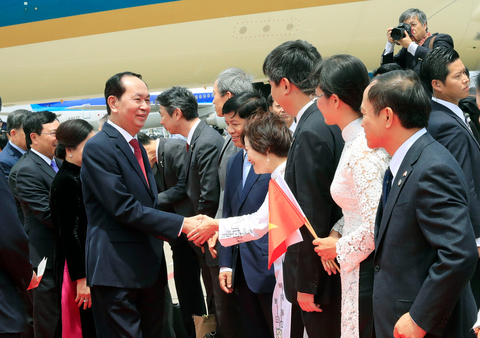 越南国家主席陈大光携夫人及越南高级代表团抵达了东京羽田机场，越南驻日本大使馆工作人员、旅日越南人和留学生来到机场迎接。越通社记者 颜创 摄