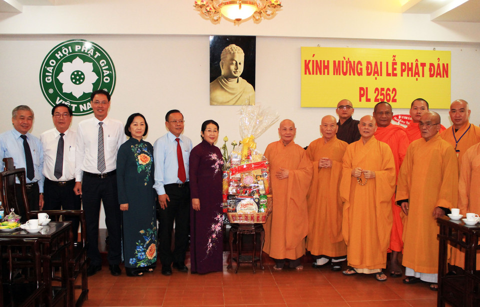 胡志明市市委副书记武氏容同越南佛教协会治事委员会主席释善仁和尚以及诸位代表合影。（图片来源：越通社）