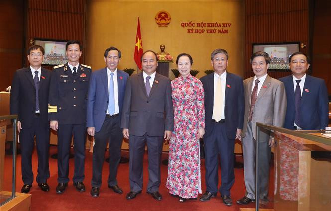 越南政府总理阮春福和国会代表。越通社记者 统一 摄