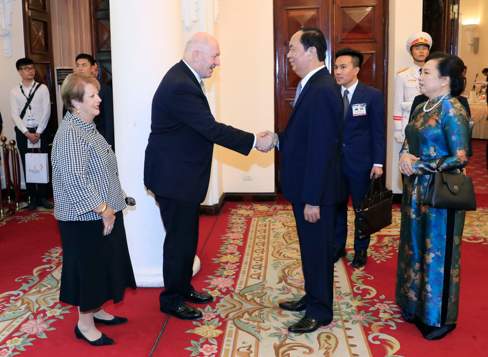 越南国家主席陈大光与夫人迎接澳大利亚总督彼得•科斯格罗夫和夫人。越通社记者 颜创 摄