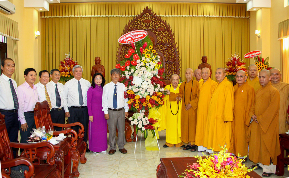 平阳省领导向越南佛教协会治事委员会平阳省分会赠送纪念品。（图片来源：越通社）