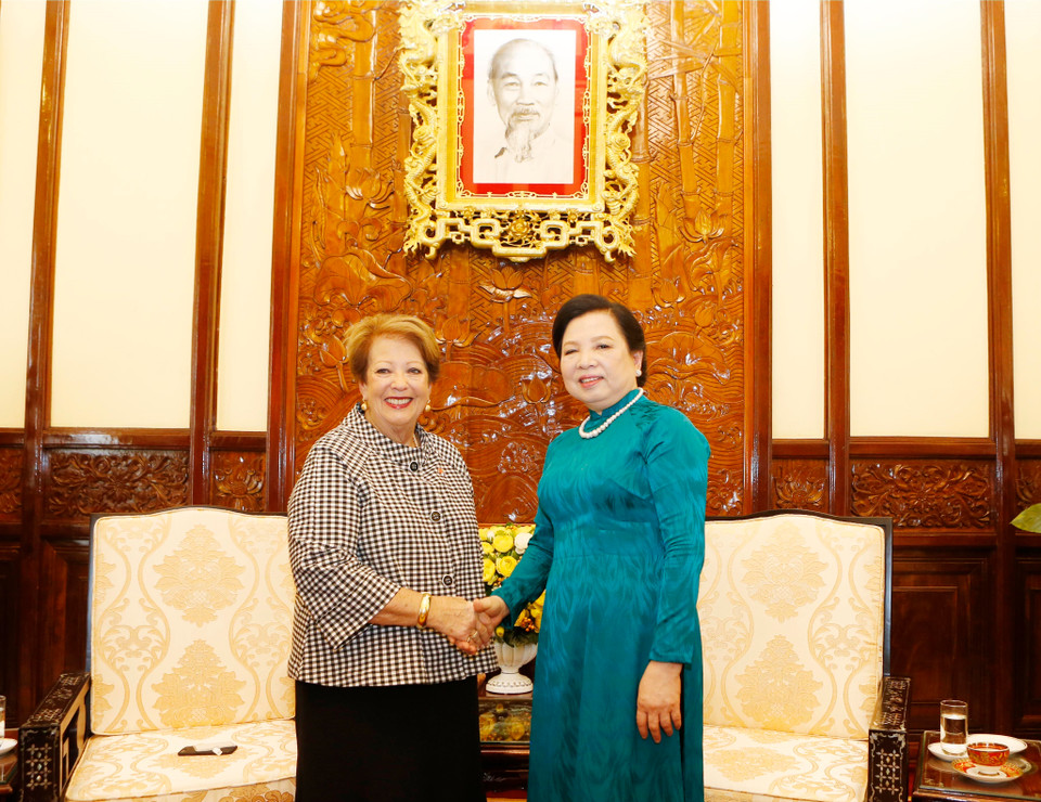 林恩·科斯格罗夫夫人与阮氏贤夫人。越通社记者 林庆 摄