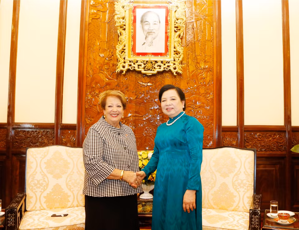 林恩·科斯格罗夫夫人与阮氏贤夫人。越通社记者 林庆 摄