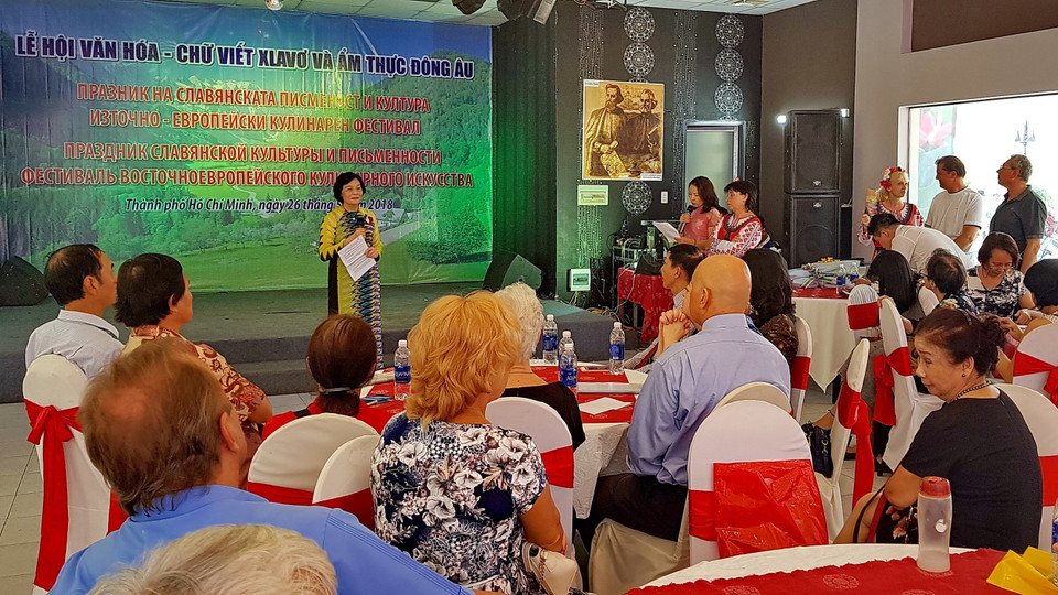 斯拉夫文字文化节暨东欧各国美食展开幕式。越通社记者 世英 摄