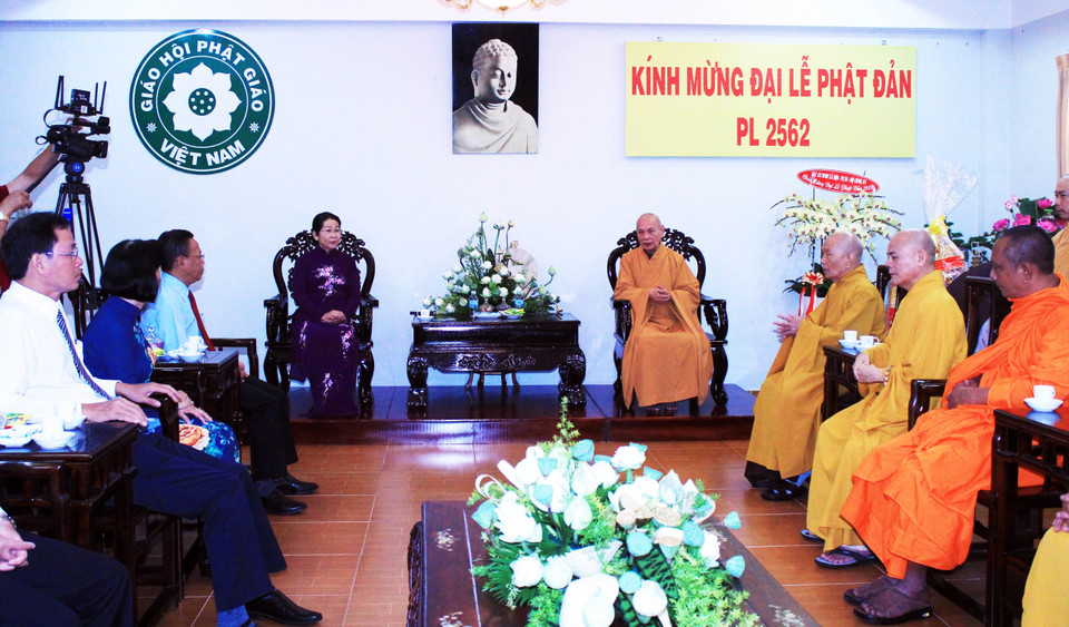 胡志明市市委副书记武氏容和越南佛教协会治事委员会主席释善仁和尚。（图片来源：越通社）