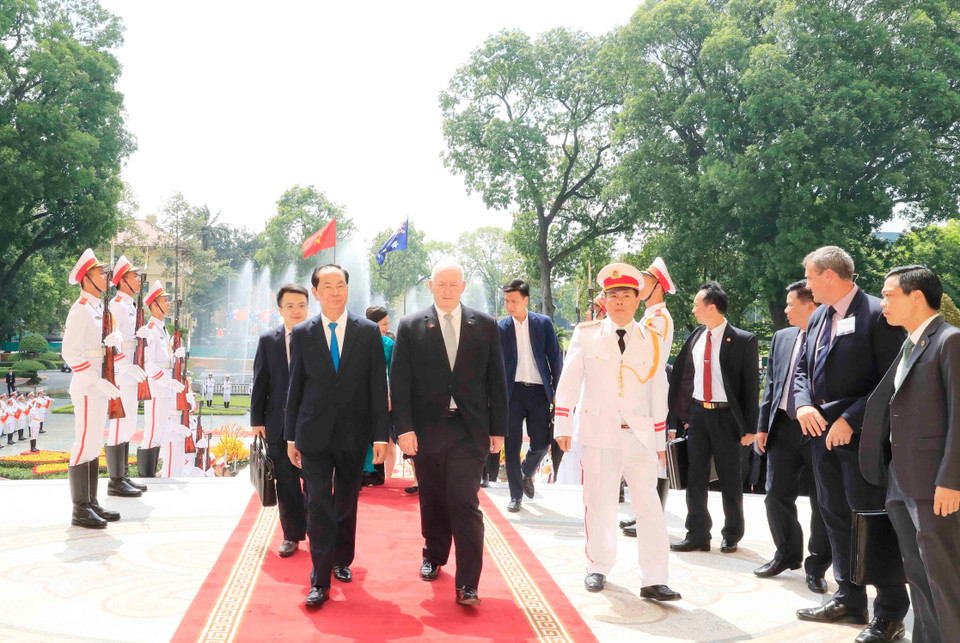 越南国家主席陈大光与澳大利亚总督彼得•科斯格罗夫在欢迎仪式上。越通社记者 颜创 摄