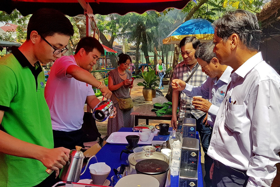 游客参观东欧各国美食展的展位。越通社记者 世英 摄