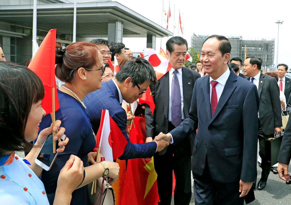 越南国家主席陈大光携夫人及越南高级代表团抵达了东京开始对日本进行国事访问。越通社记者 颜创 摄