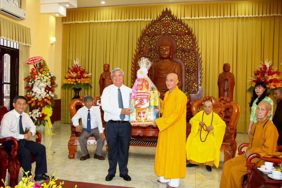 平阳省领导向越南佛教协会治事委员会平阳省分会赠送纪念品。（图片来源：越通社）