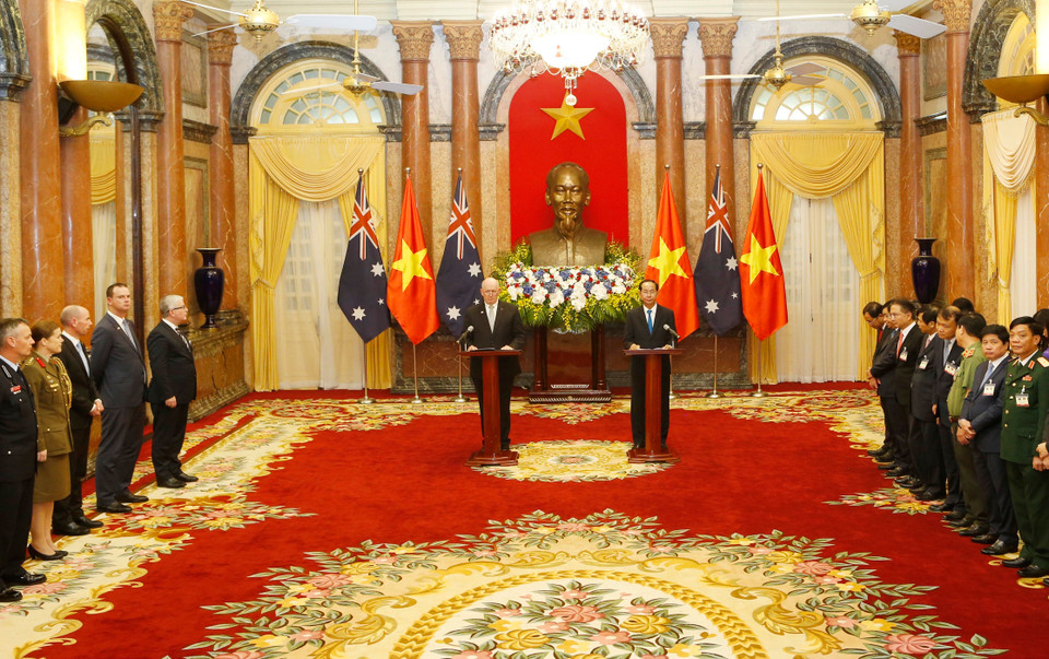 越南国家主席陈大光与澳大利亚总督彼得•科斯格罗夫会谈结束后举行新闻发布会。（图片来源：越通社）