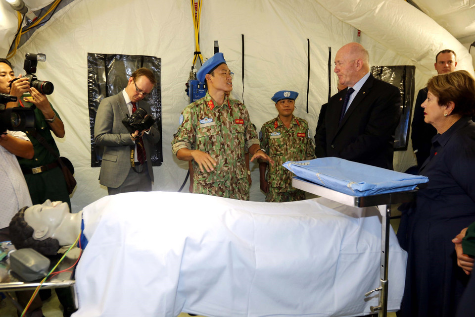 澳大利亚总督彼得·科斯格罗夫参观了一号二级野战医院。越通社记者 青武 摄