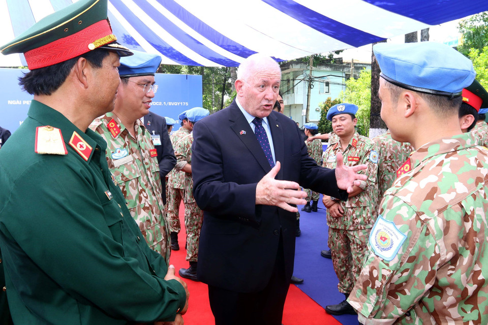 澳大利亚总督彼得·科斯格罗夫与战士们交谈。越通社记者 青武 摄