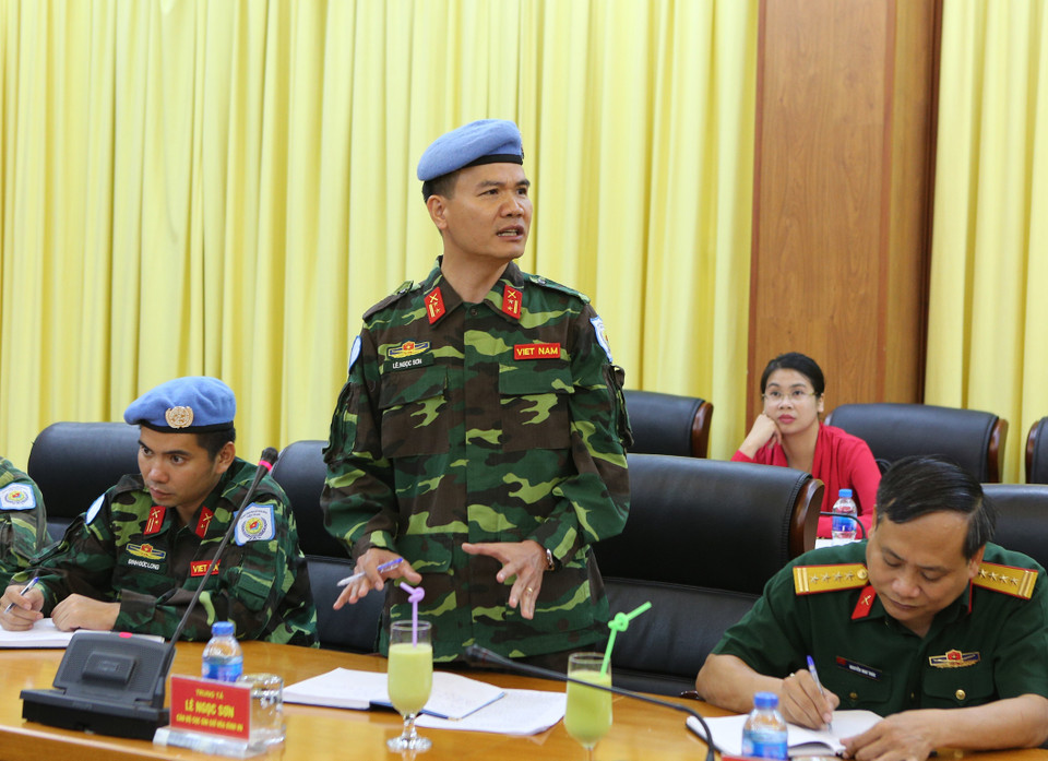 黎玉山中校代表刚结束在中非共和国和南苏丹共和国执行联合国维和任务的军官汇报工作结果。越通社记者 杨江 摄