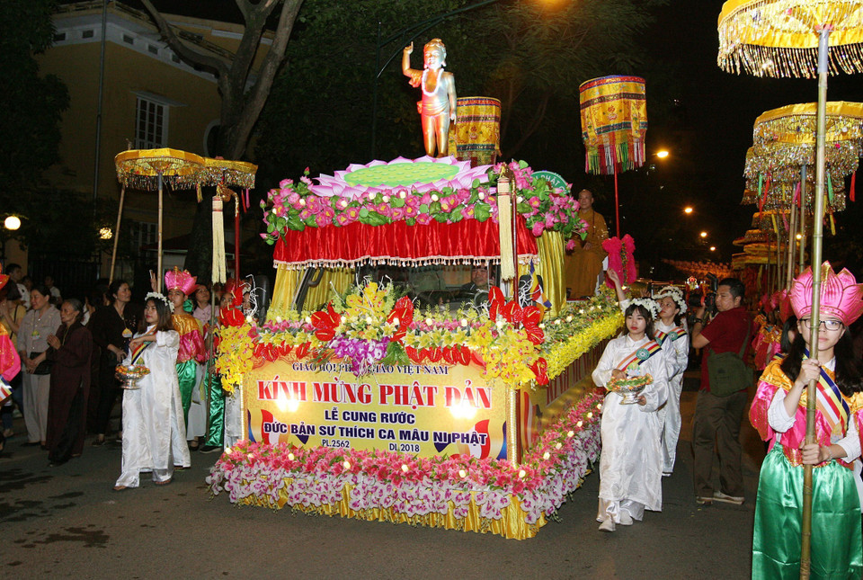 佛顶骨舍利巡游吸引众多佛教信徒参加。越通社记者 阮民 摄