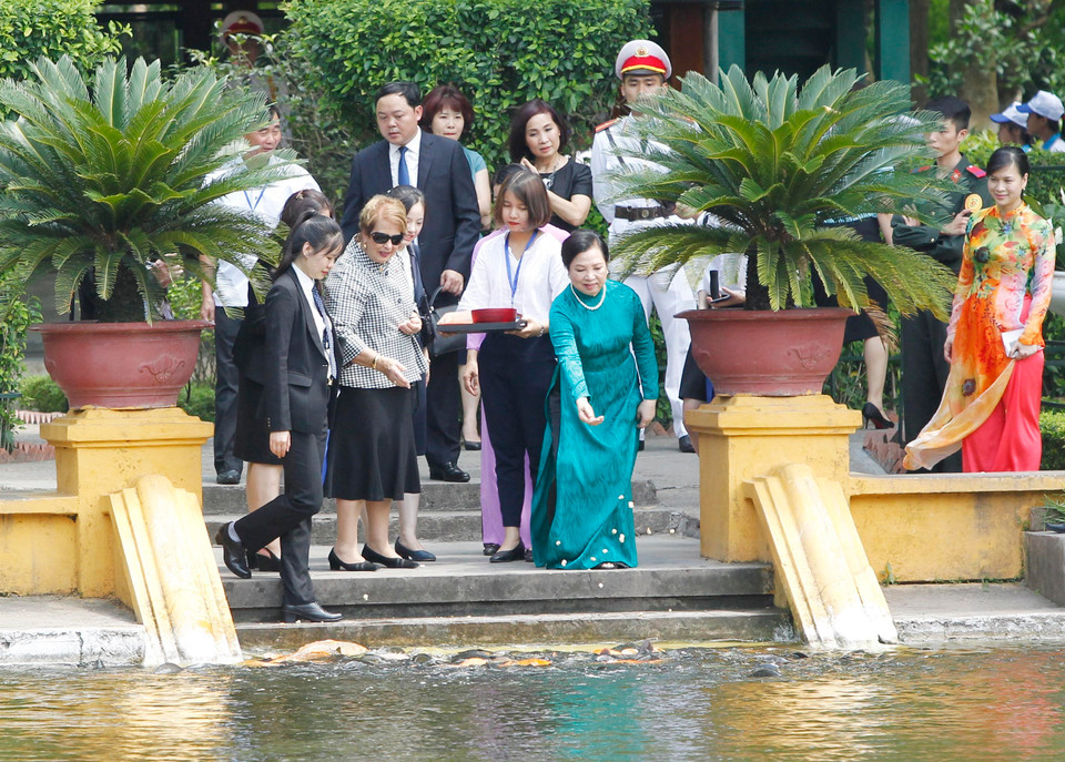 林恩·科斯格罗夫夫人同阮氏贤夫人一起参观胡志明主席遗迹区。越通社记者 林庆 摄
