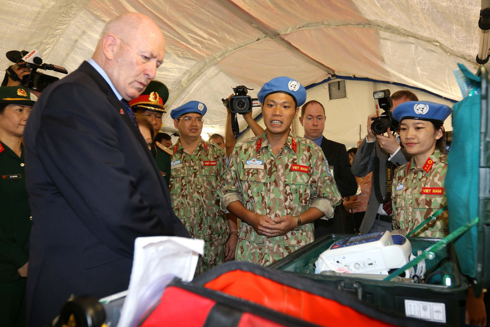 澳大利亚总督彼得·科斯格罗夫参观了一号二级野战医院。越通社记者 青武 摄