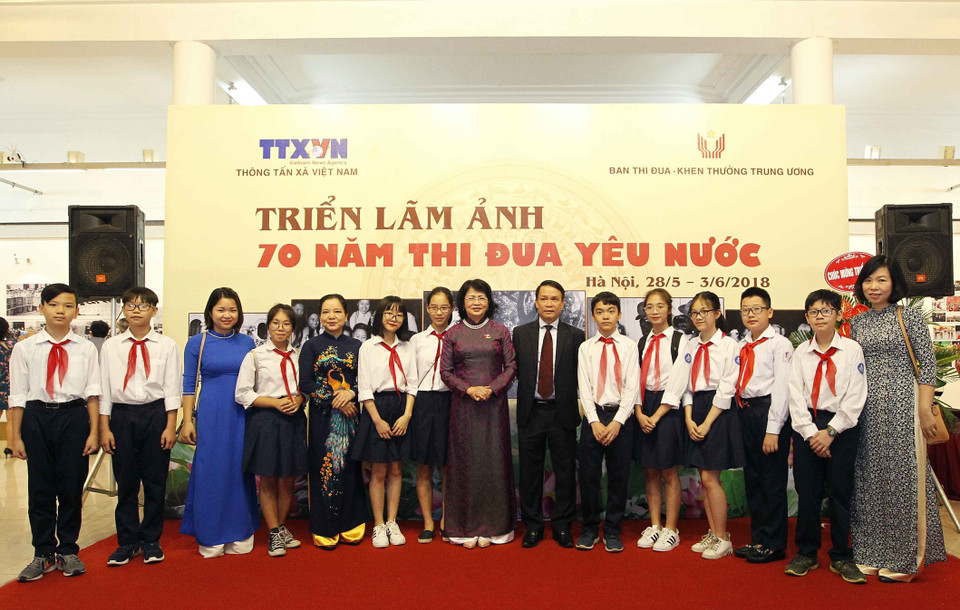 “爱国竞赛运动70周年"图片展开幕式。（图片来源：越通社）