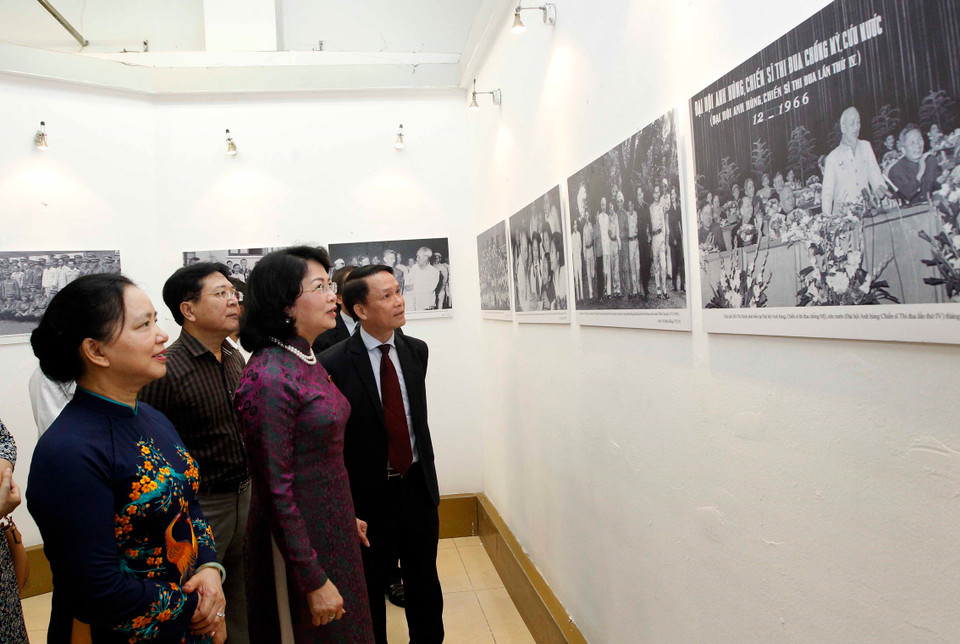 越南国家副主席邓氏玉盛参观“爱国竞赛运动70周年"图片展。（图片来源：越通社）