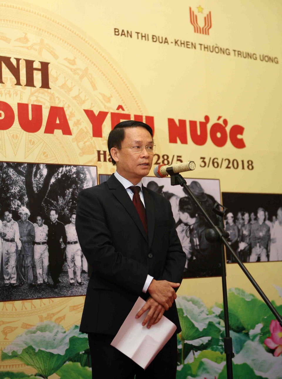 越通社社长阮德利在“爱国竞赛运动70周年"图片展开幕式发表讲话。（图片来源：越通社）