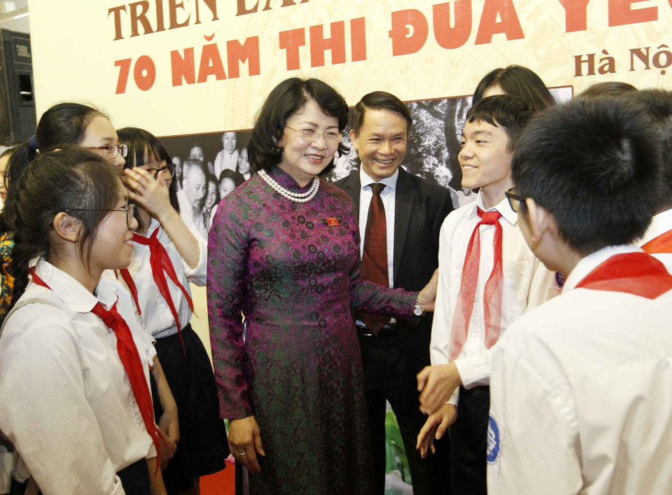 越南国家副主席邓氏玉盛参观“爱国竞赛运动70周年"图片展。（图片来源：越通社）