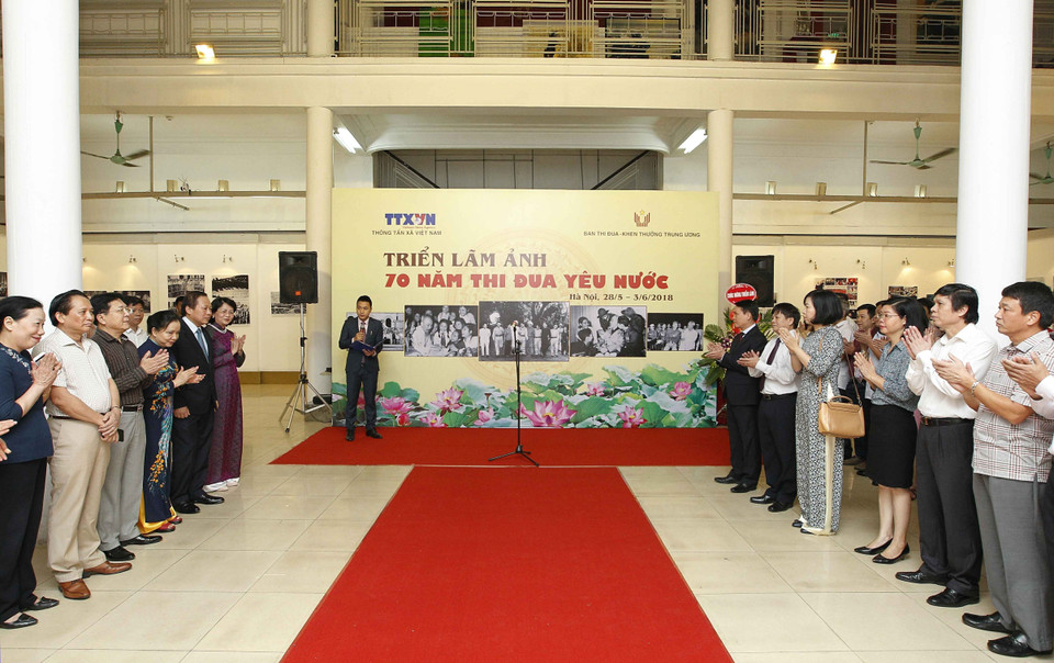 “爱国竞赛运动70周年"图片展开幕式。（图片来源：越通社）