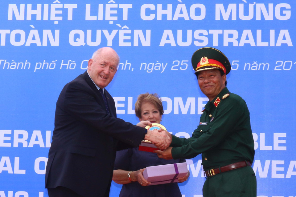 175号军队医院领导向澳大利亚总督彼得·科斯格罗夫赠送纪念品。越通社记者 青武 摄