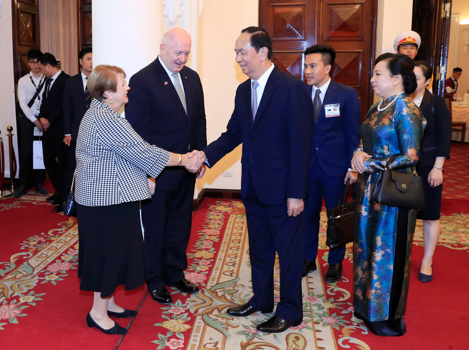 越南国家主席陈大光与夫人迎接澳大利亚总督彼得•科斯格罗夫和夫人。越通社记者 颜创 摄