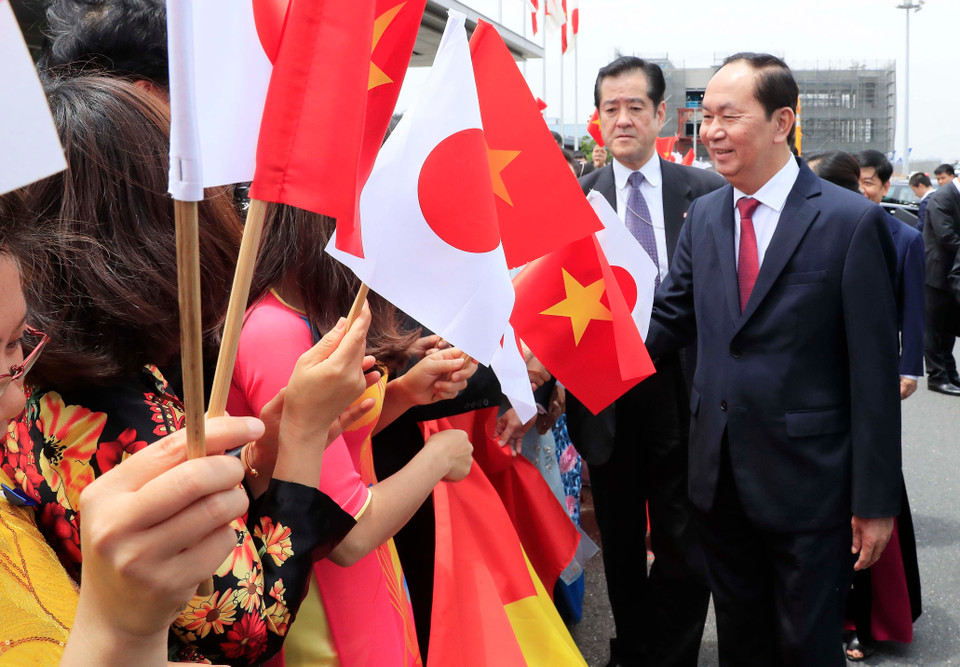 越南国家主席陈大光携夫人及越南高级代表团抵达了东京开始对日本进行国事访问。越通社记者 颜创 摄