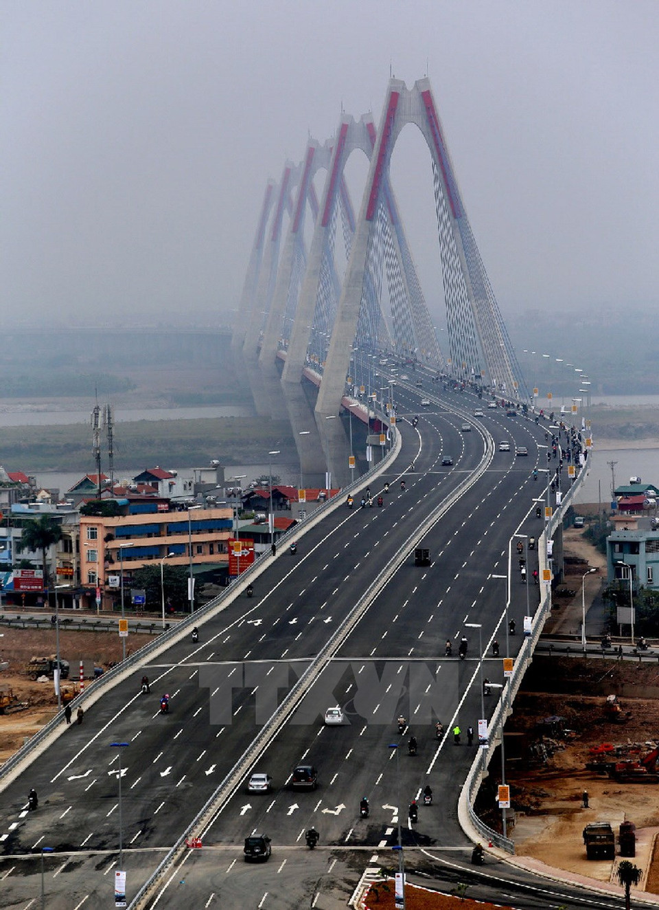  横跨红河的日新桥。（图片来源：越通社）