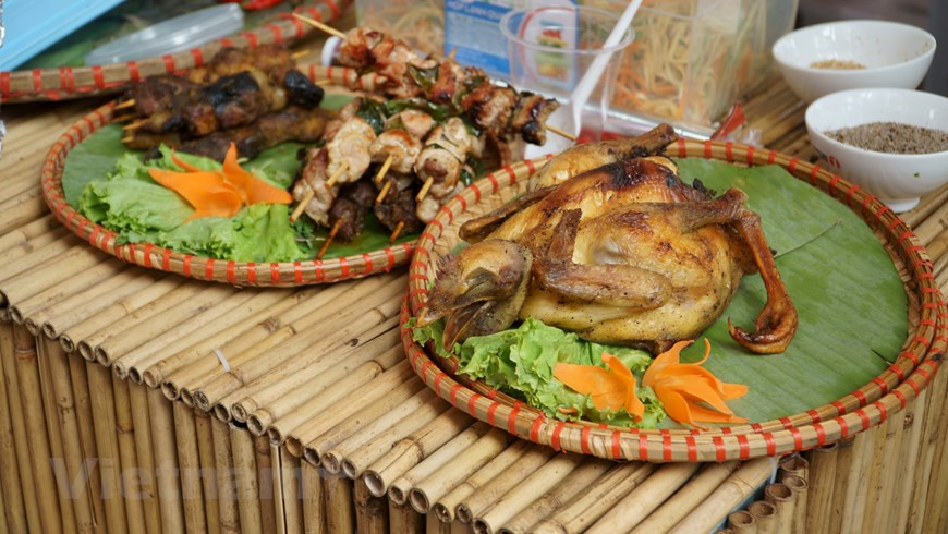 博览会上的食品展位。图自Vietnamplus