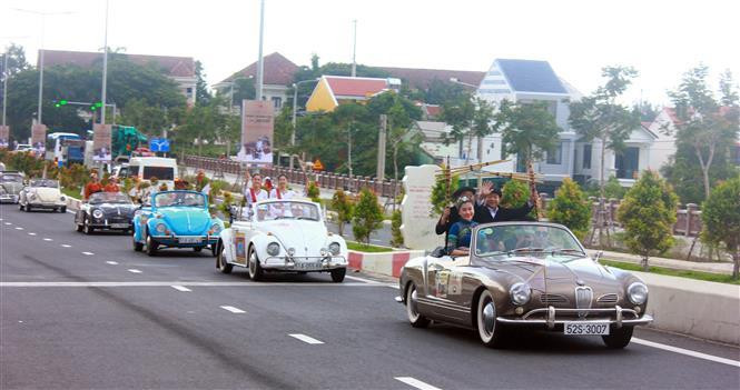 许多古董车在街道上巡游。图自越通社