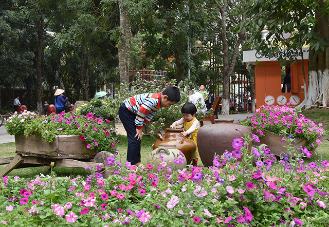 开心游花街的儿童们（图片来源：人民报）