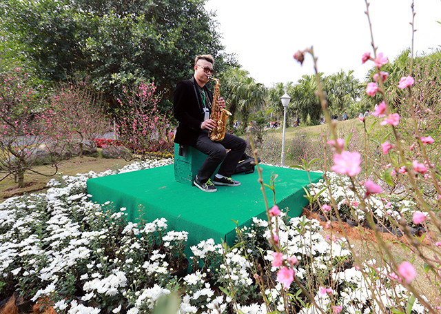 艺术家在万花盛开空间表演（图片来源：人民报）