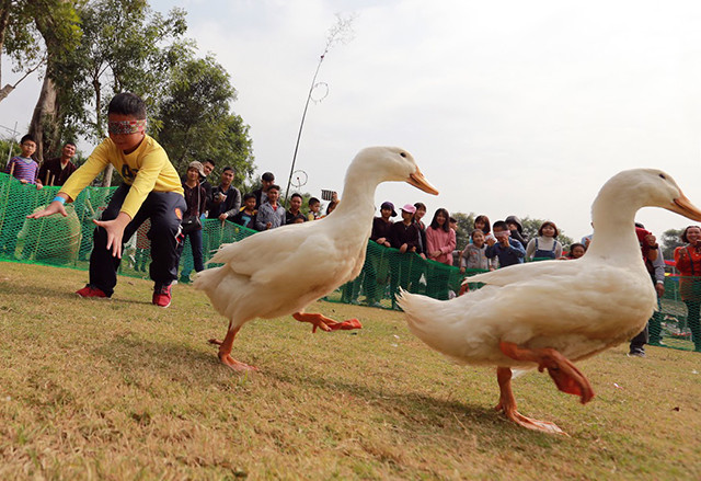 该活动还举行各民间游戏（图片来源：人民报）