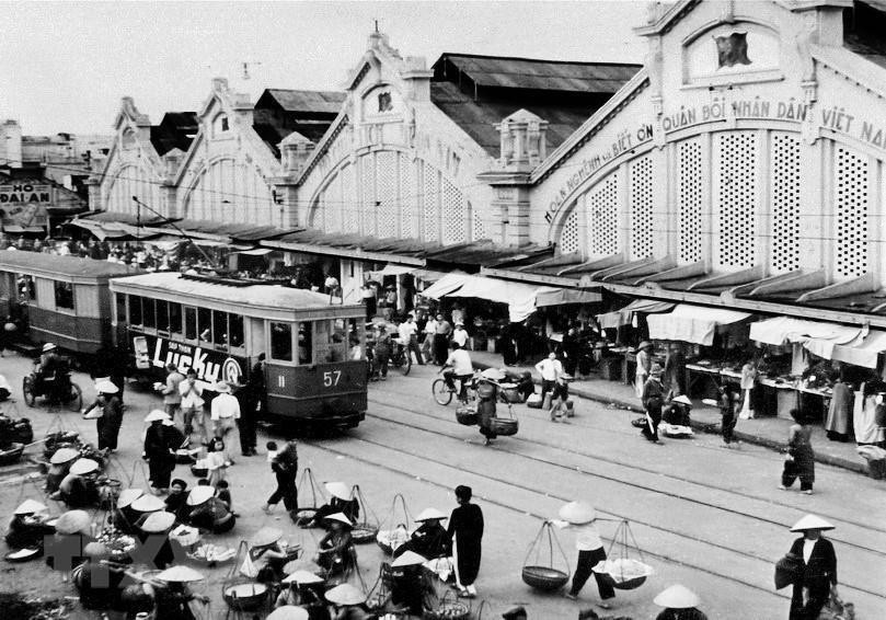 河内市同春集市（1954年10月）。越通社资料图
