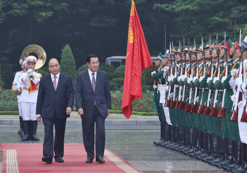 越南政府总理阮春福举行隆重仪式，欢迎柬埔寨首相洪森一行访越。越通社记者统一 摄