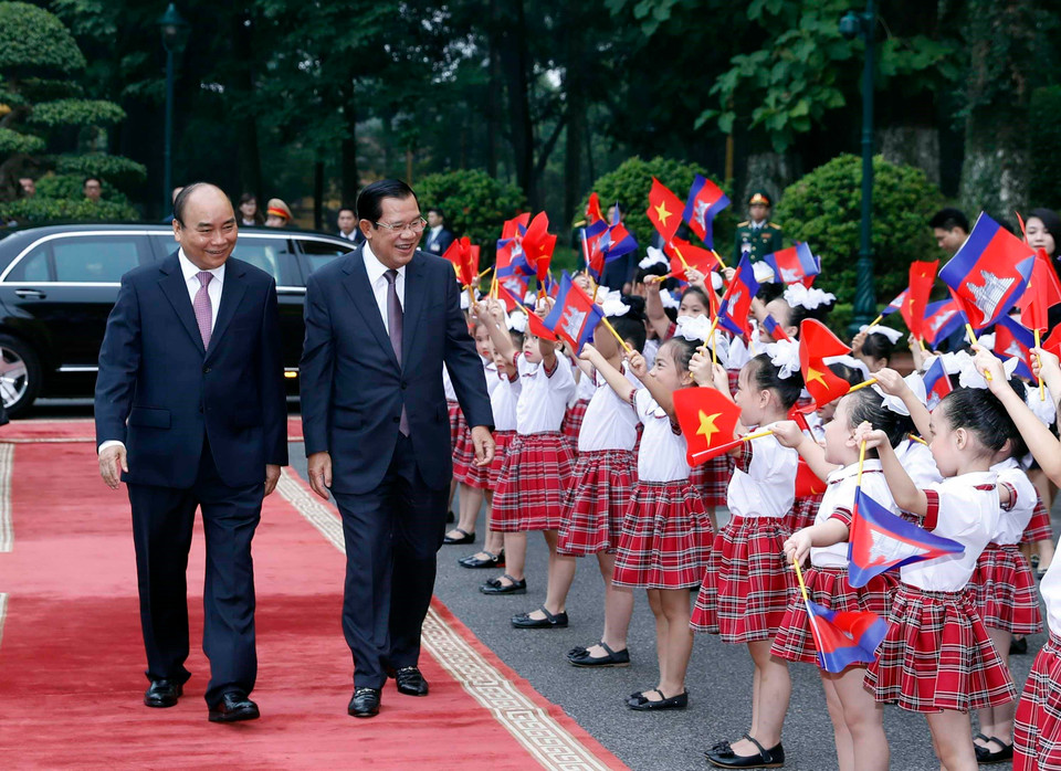 越南政府总理阮春福举行隆重仪式，欢迎柬埔寨首相洪森一行访越。越通社记者统一 摄