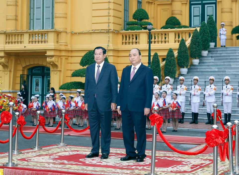 越南政府总理阮春福举行隆重仪式，欢迎柬埔寨首相洪森一行访越。越通社记者统一 摄