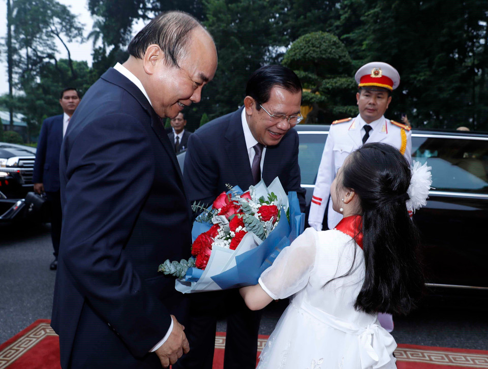 越南儿童向柬埔寨首相洪森献上鲜花。越通社记者统一 摄