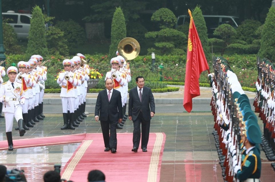 越南政府总理阮春福举行隆重仪式，欢迎柬埔寨首相洪森一行访越。越通社记者统一 摄