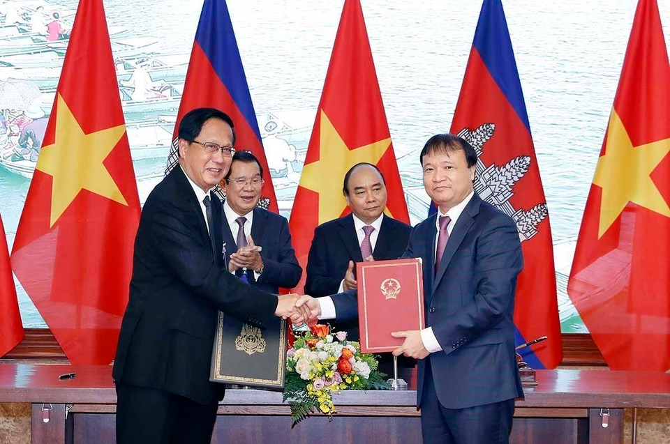 双方合作文件签字仪式。越通社记者统一 摄