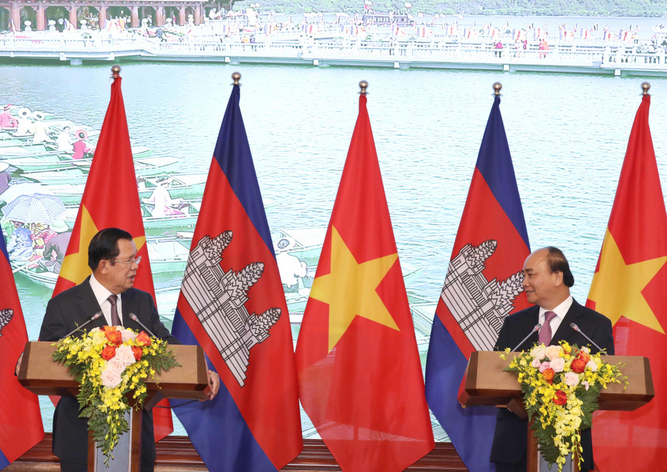 越南政府总理阮春福与柬埔寨首相洪森。越通社记者统一 摄