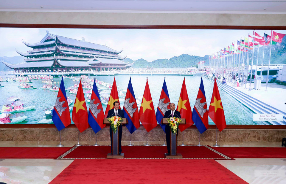  越南政府总理阮春福与柬埔寨首相洪森。越通社记者统一 摄