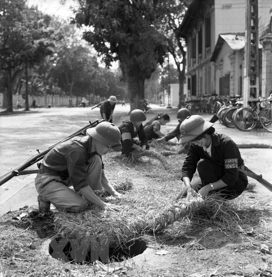 邮政设备企业自卫队修建隧道，随时做好战斗准备。越通社资料图