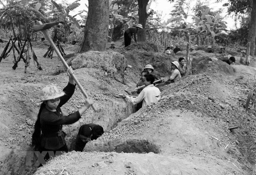 河内郊区军民修建隧道，随时做好战斗准备。越通社资料图