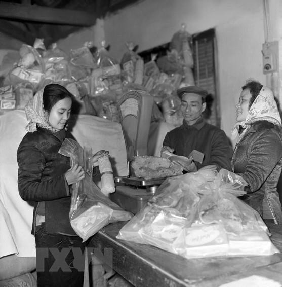 为春节准备年货。越通社资料图