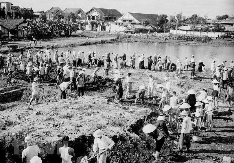 行待（Hàng Đẫy）运动场建设（1965年）。越通社资料图